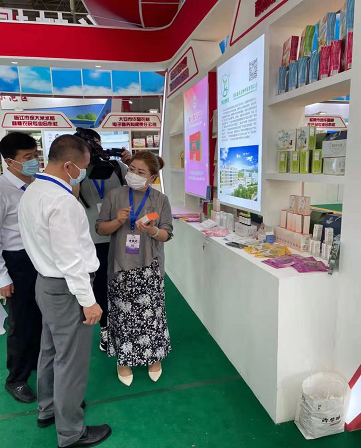 副董事長(zhǎng)鄭玲玲向參會(huì)嘉賓介紹公司產(chǎn)品_副本.jpg