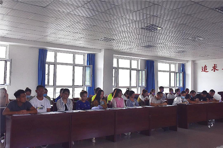 619c8925c6522.jpg 參會(huì)人員全神貫注聆聽(tīng)重要講話_副本.jpg