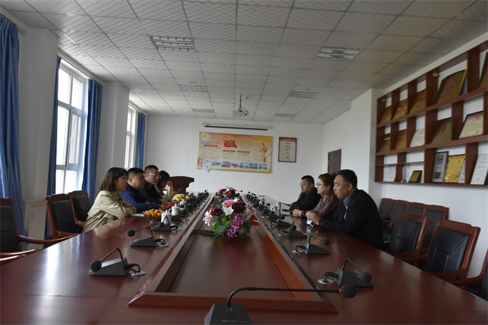 鄭玲玲副董事長向聶桂斌行長（圖左二）介紹公司發(fā)展情況.JPG
