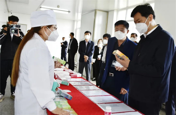 62d7a17c0f560.jpg 蔡?hào)|副省長(zhǎng)查看公司產(chǎn)品情況.jpg