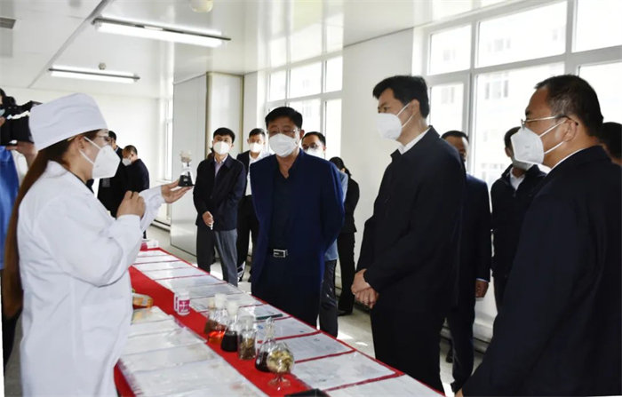 62d7a1820753f.jpg 鄭玲玲副董事長(zhǎng)介紹公司產(chǎn)品專利研發(fā)創(chuàng)新情況.jpg